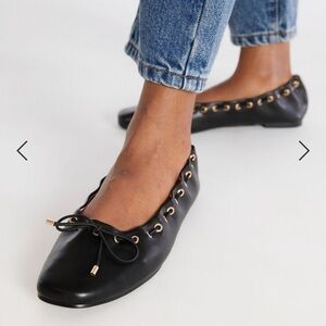 Material: Faux Leather
Outside Heel Height: 0.25"
Closure: Slip On
Imported